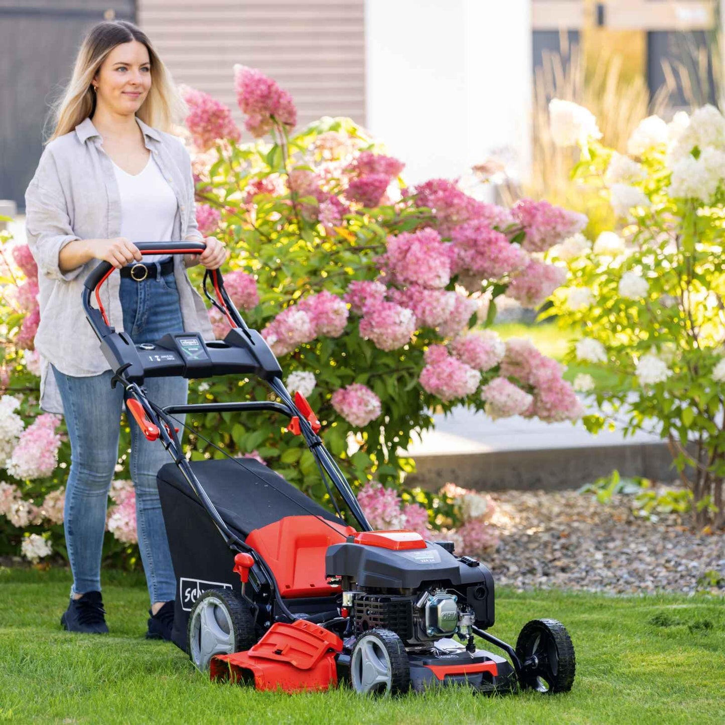 Scheppach MS225-53E Benzin-Rasenmäher – 6 PS, E-Start, 53 cm Schnittbreite, Radantrieb, Mulchfunktion, 65 L Fangkorb, inkl. Motoröl, Reinigungsfunktion